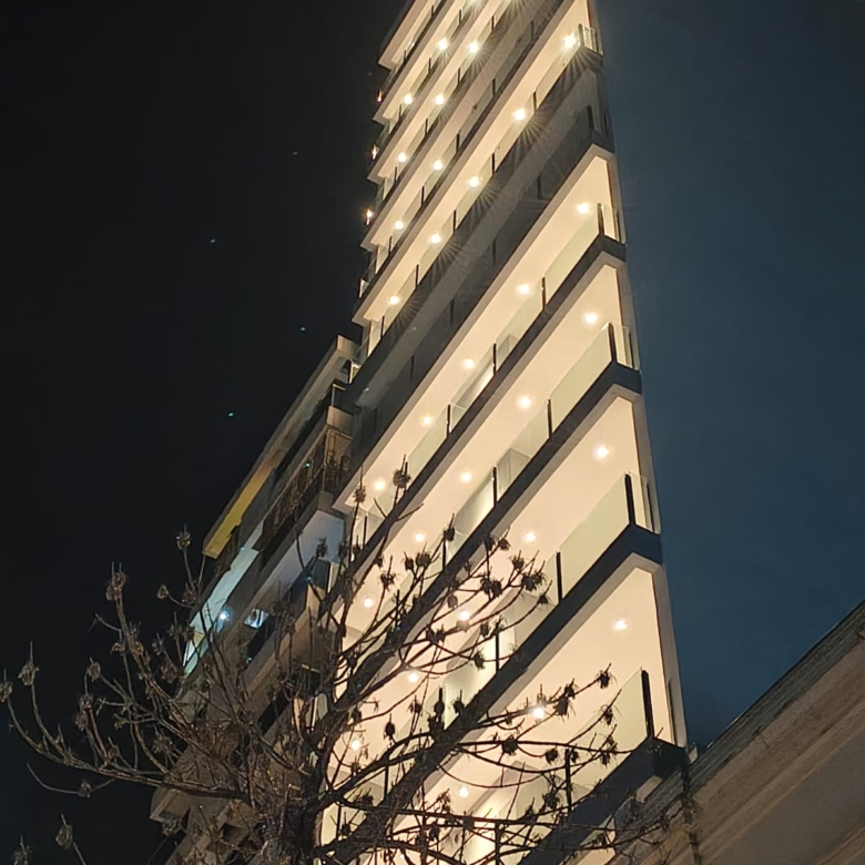 Exclusivo semipiso en edificio Perla VI