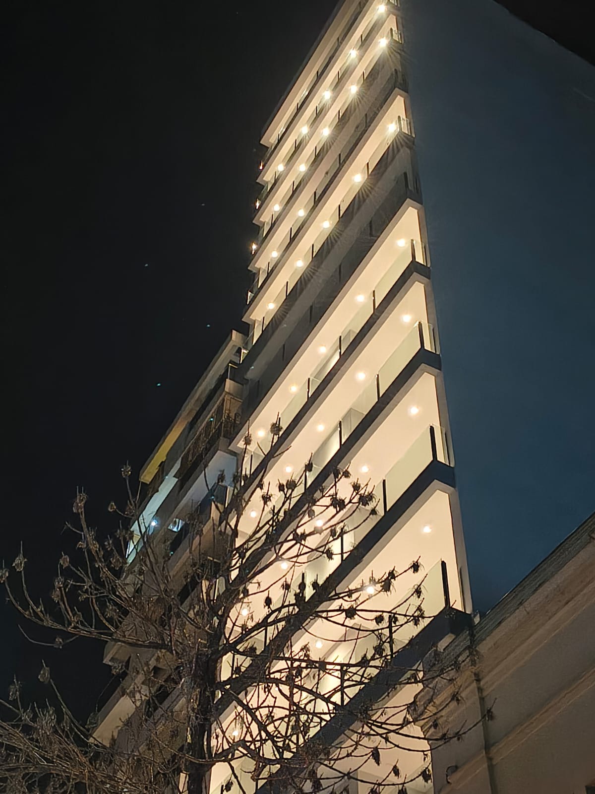 Exclusivo semipiso en edificio Perla VI
