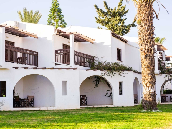 Casa con Jardín Exuberante